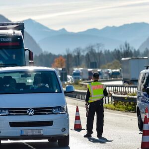 Auch Auto-Einreisende müssen künftig in Deutschland ihren Impfausweis oder Testnachweis herzeigen.