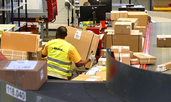 Ein Blick hinter die Kulissen der Abendsortierung und der Flugzeugbeladung bei DHL Express am Flughafen Linz in Hörsching. Das Bild wurde im Juni 2023 aufgenommen.