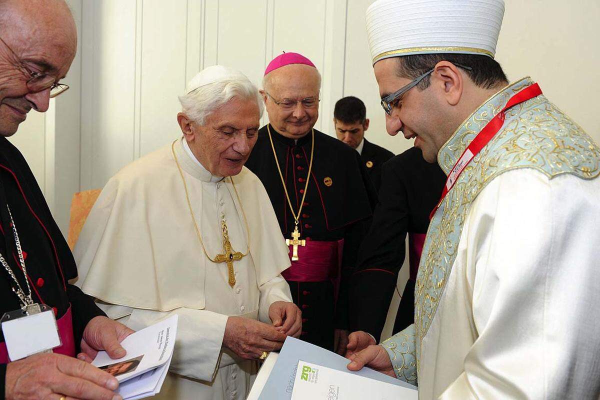 Der zweite Tag der viertägigen Papst-Visite in Deutschland stand ganz im Zeichen des interreligiösen Dialogs. Benedikt XVI. trifft Vertreter der Juden, Muslime und Protestanten.
