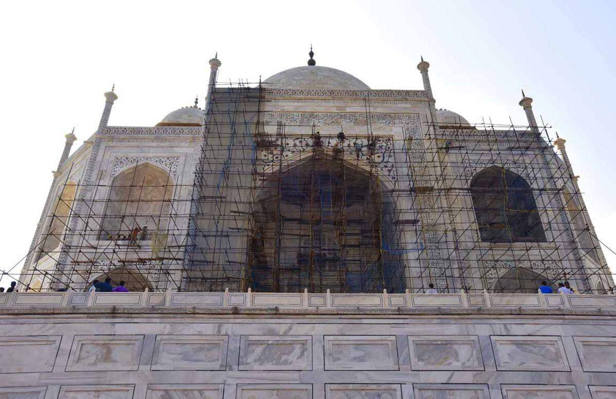 Das Mausoleum gibt es seit dem 17. Jahrhundert. Millionen von Touristen sind am Gebäude nicht spurlos vorbeigegangen. Zudem hat ein Rückgang des Wasserspiegels des Yamuna Flusses in der Nähe Einfluss auf das hölzerne Fundament.