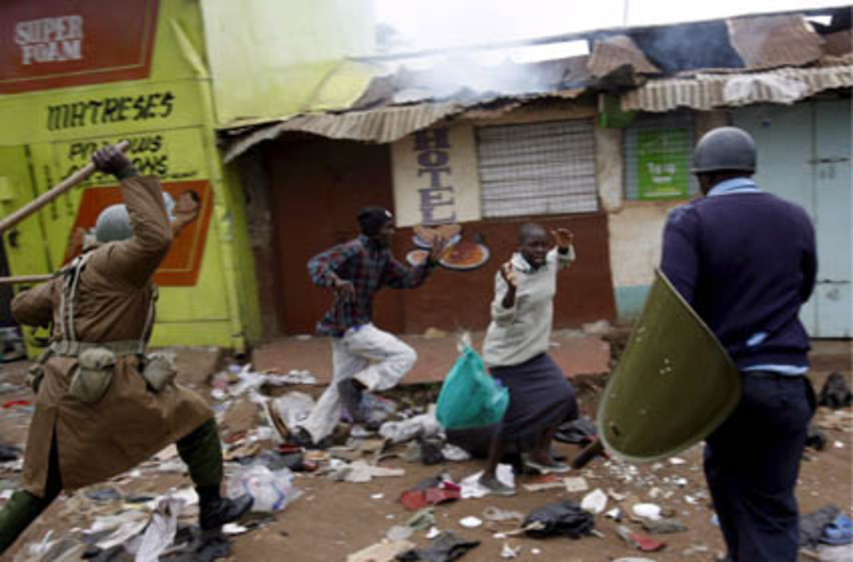 Kenianische Polizisten jagen Oppositionelle, die Lebensmittel aus einem Shop in den Slums von Nairobi stehlen. Stephen Morrison von der European Pressphoto Agency hat mit dem Bild den dritten Preis in dieser Kategorie errungen.