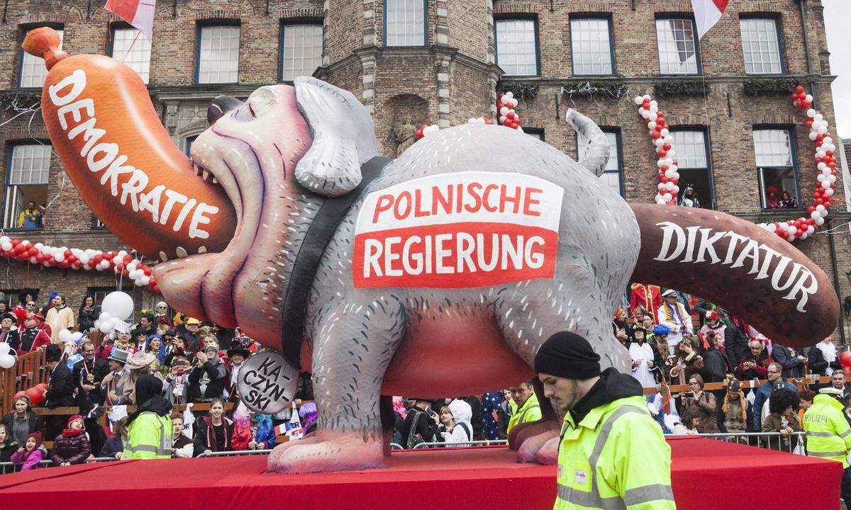Auch die polnische Rechtsregierung war, wie hier in Düsseldorf, eine Zielscheibe für Spott. Unter grauem Himmel feierten die bunt kostümierten Narren ausgelassen wie immer, wobei der Betrieb in Köln und Düsseldorf nicht so groß zu sein schien wie in den Vorjahren. In Düsseldorf waren nach einer Schätzung des Comitees Düsseldorfer Carneval 600.000 Feiernde auf den Beinen. Grobe Einschätzungen zur Menschenmasse am Rosenmontag bewegen sich dort für gewöhnlich bei einer Million.