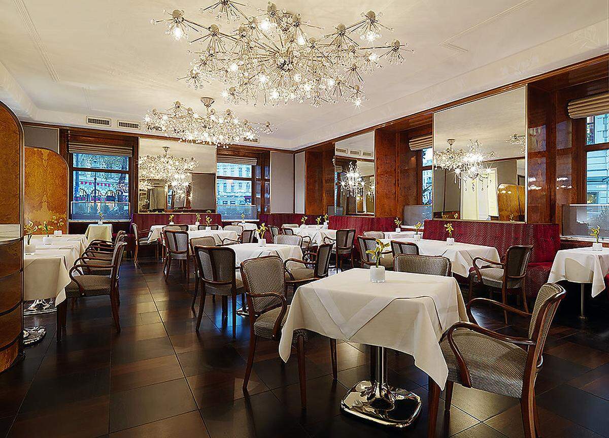 Das Café Imperial Wien (vor kurzem redisigned vom britischen Architekten Alex Kravetz). Die Stühle sind original Josef Hoffmann, Stoffe, Farben und Beleuchtungen sind neu.