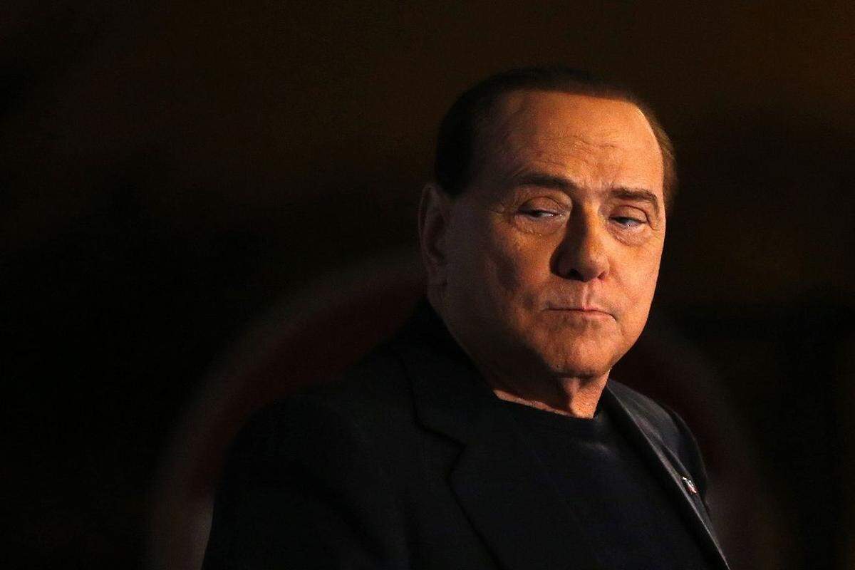 Silvio Berlusconi stolperte immer wieder über Gerichtsverfahren, eine Afterhour seiner "Bunga-Bunga"-Feste zieht sich bis heute. Der 78-Jährige war im "Ruby"-Prozess im Juli in einem Berufungsprozess überraschend freigesprochen worden. In erster Instanz war der dreimalige Regierungschef zu sieben Jahren Haft verurteilt worden. Der Freispruch ist noch nicht rechtskräftig.
