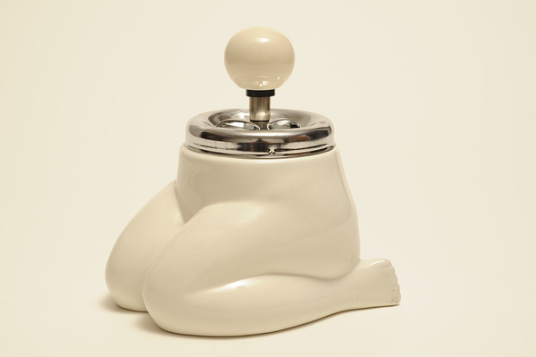 Von 19. Februar bis 6. Juli 2014 ist die Ausstellung "Böse Dinge. Eine Enzyklopädie des Ungeschmacks" an jedem vierten Donnerstag im Monat (27.2., 27.3., 24.4., 22.5., 26.6.) bis 20 Uhr geöffnet. Im Bild: Unterleib-Aschenbecher, 2009.