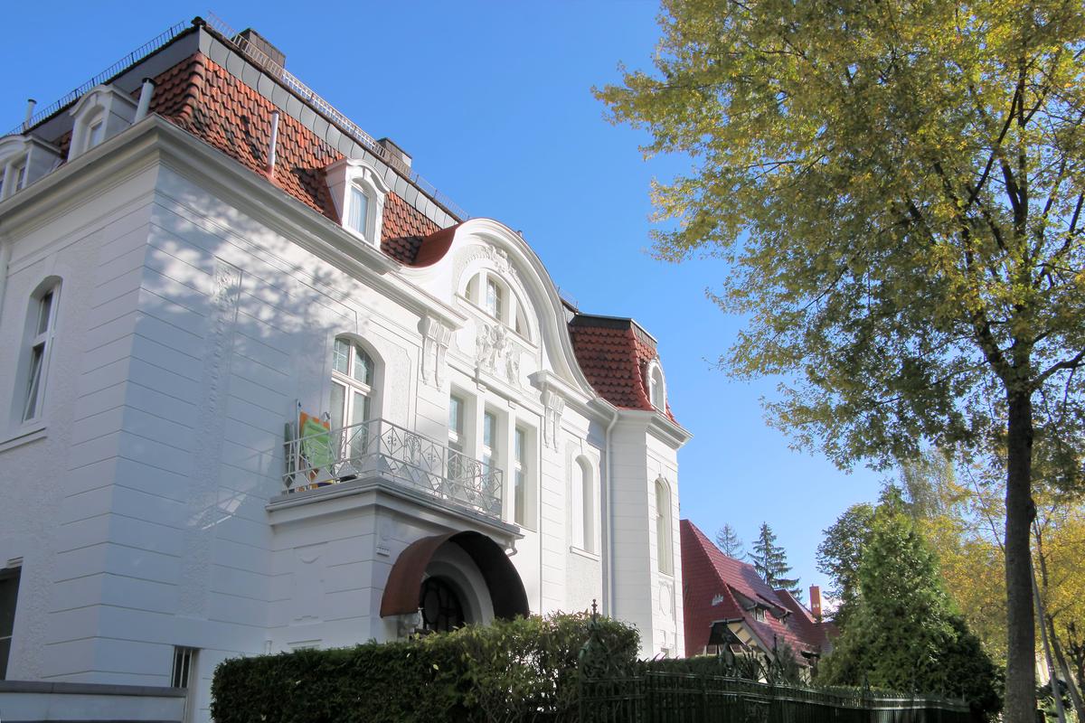 Der Wunsch vieler Villenbesitzer in spe: Altehrwürdige Fassade, moderner Komfort – kombiniert mit edlem Interieur.