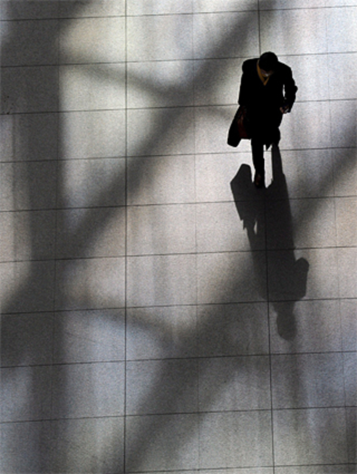 Die Zentralbanken wollen eine Deflation verhindern. Von Deflation spricht man, wenn Preise auf breiter Front über einen längeren Zeitraum fallen. Was im ersten Moment erfreulich klingt, wird rasch zu einer gefährlichen Abwärtsspirale: Potentielle Käufer warten auf fallende Preise, Massenschließungen und hohe Arbeitslosigkeit sind die Folge.Die Zentralbanken senken daher die Leitzinsen immer tiefer. Geht das nicht mehr, werfen sie - wie die USA, Großbritannien und Japan - die Geldpressen an. Auch die EZB ist unter Druck - eine weitere Leitzinssenkung wird erwartet.