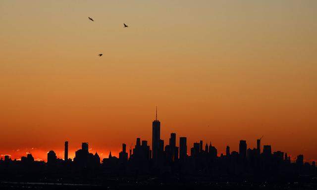 News Themen der Woche KW47 News Bilder des Tages The sky turns red before the sun rises behind the Manhattan skyline fro