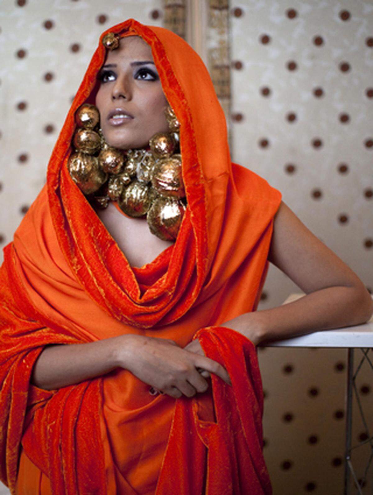 In dieser Galerie finden Sie die neuesten Fashiontrends aus Pakistan, Malaysia, den Vereinigten Arabischen Emiraten und Sri Lanka.Pakistan Fashion Week, Designer: Ather Hafeez und Sabeen Ali