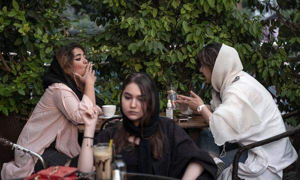 Frauen in einem Teheraner Café am Tag der Präsidentschaftswahl 2021. Die Enttäuschung über Ebrahim Raisi ist seither groß.