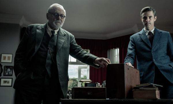 Sigmund Freud (Anthony Hopkins, l.) und Autor C. S. Lewis (Matthew Goode) im Film „Freud‘s Last Session“. 