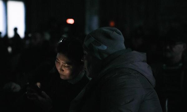 Angehörige von Bergleuten vor dem Bergwerk. Es ist das schwerstes Grubenunglück seit Jahren.