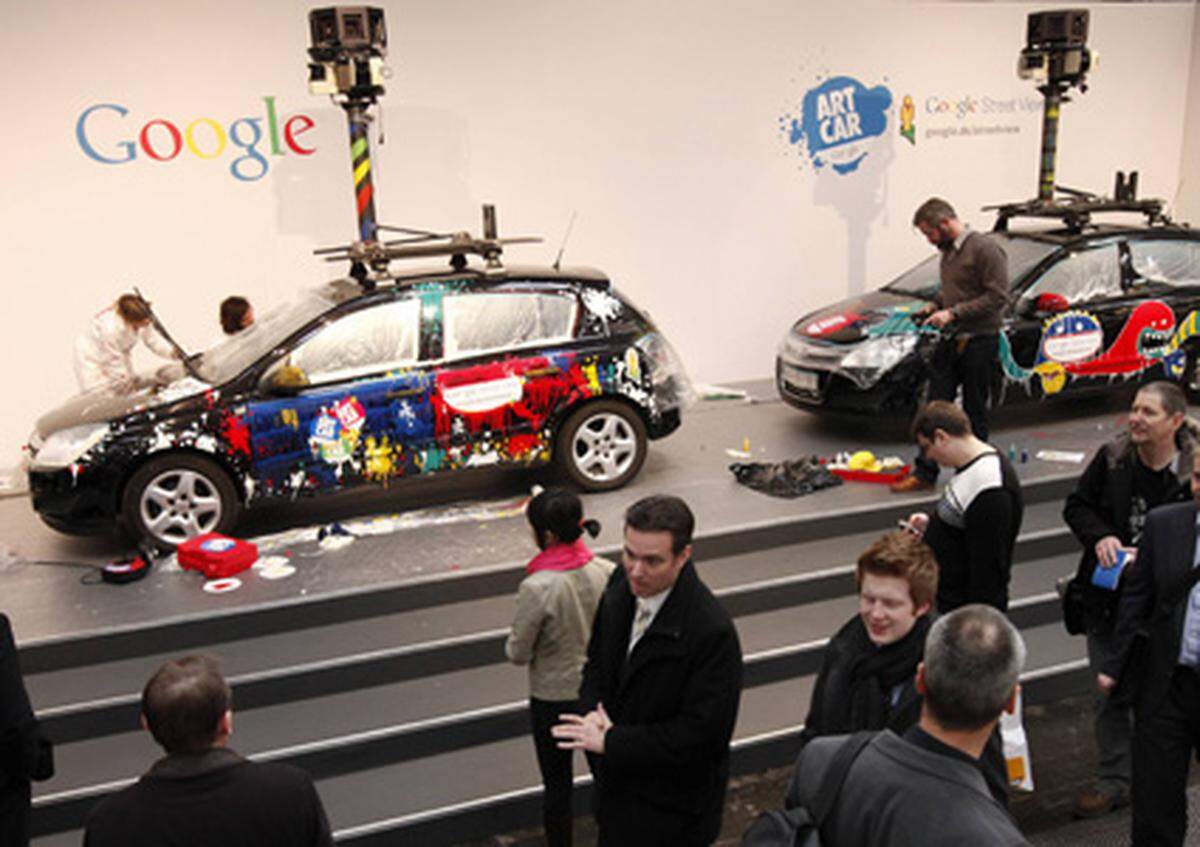 Frei nach "der will doch nur spielen" präsentiert Google seinen virtuellen Stadtrundgang Street View mit einer farbenfrohen Installation rund um die berüchtigten Kamerafahrzeuge.
