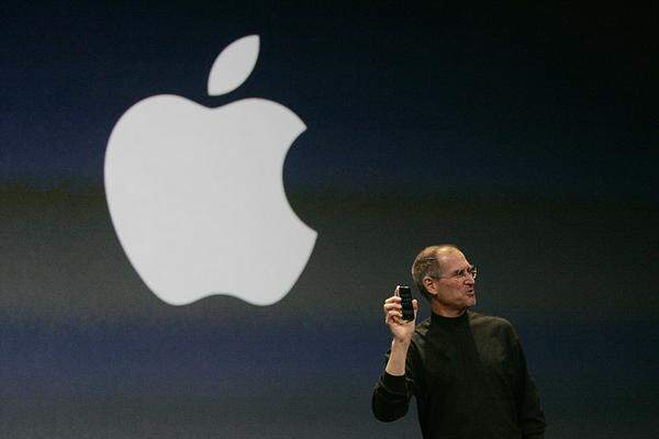 Der Moment, der die Mobilbranche für immer verändern sollte, war im Jänner 2007, als Steve Jobs mit der Einleitung des mittlerweile legendären Satzes "One more thing" ankündigte, das erste iPhone. Für damalige Branchengrößen wie Nokia, BlackBerry (damals noch RIM) und Motorola der Anfang vom Ende. Lediglich Googles Betriebssystem Android und Samsung konnten bis heute dagegen halten.