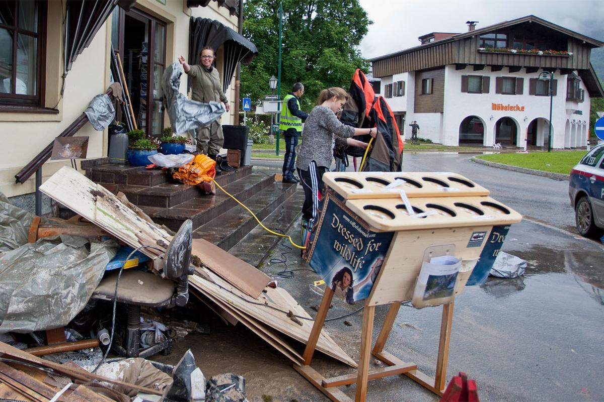 Bisher wurden im Tiroler Unterland an die 100 Hangrutschungen und Muren verzeichnet, berichtete Marcel Innerkofler, Leiter des Landeswarnzentrale. Die Wasserrettung hatte Boote aus allen Teilen des Landes für das Katastrophengebiet zusammengezogen.