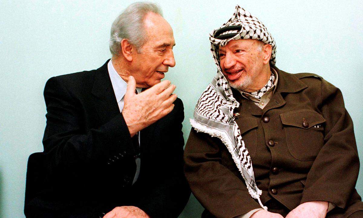 Der Ende September gestorbene israelische Altpräsident Shimon Peres bekam den Preis 1994 als Außenminister gemeinsam mit dem damaligen Ministerpräsidenten Yitzhak Rabin und dem Chef der Palästinensischen Befreiungsorganisation (PLO), Yasser Arafat, für ihre Bemühungen um ein Ende des Nahost-Konfliktes.