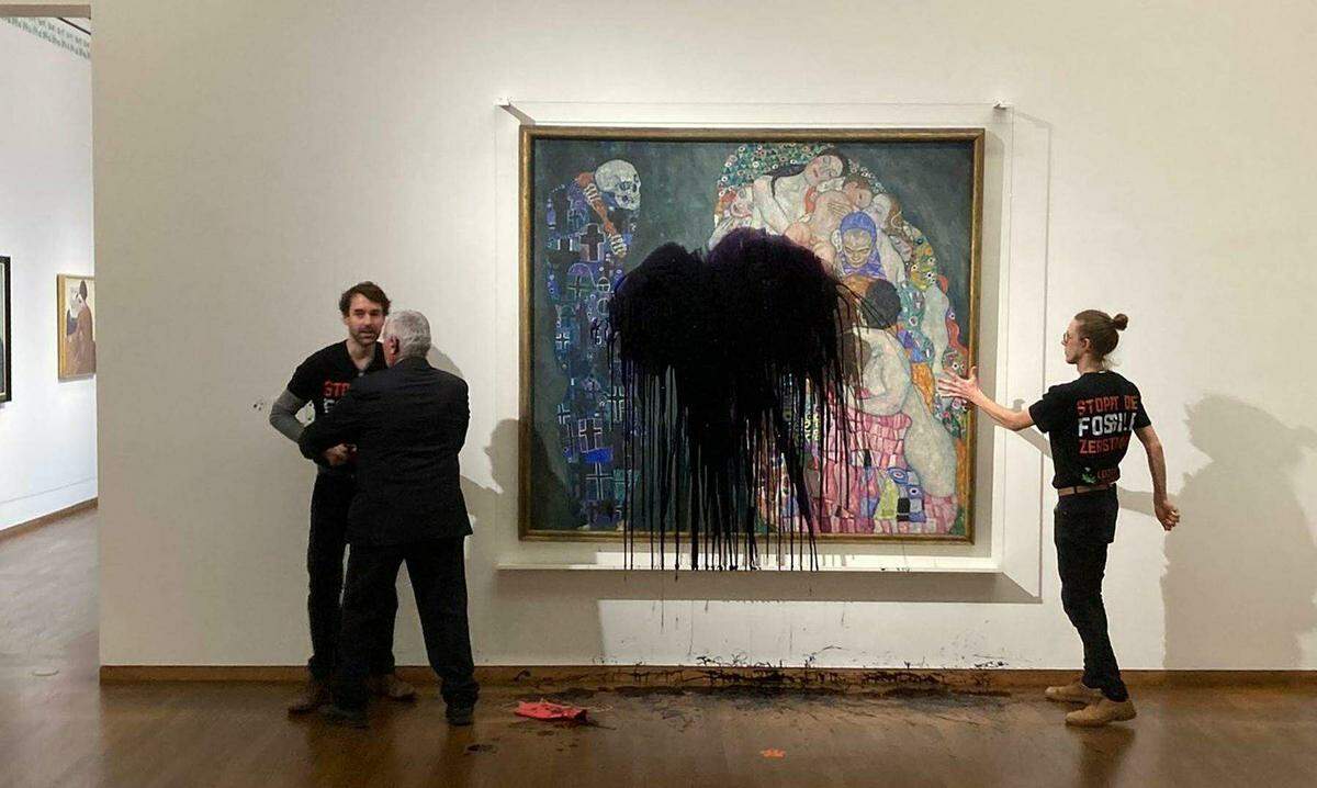 Auch in Wien wurde geschüttet: Das Klimt-Gemälde „Tod und Leben“ wurde Mitte November 2022 Ziel einer Protestaktion. Aktivisten gossen „ungiftiges Fake-Öl“ auf das Bild (bzw das Glas) und klebten sich im Leopold Museum fest.