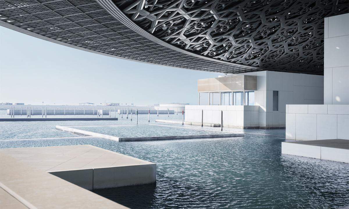 Nach über zehn Jahren Plan- und Bauzeit wurde im November 2017 in den Vereinigten Arabischen Emiraten der Louvre Abu Dhabi eröffnet.