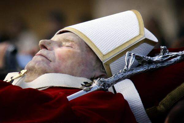 Johannes Paul II. verstarb am 2. April 2005 und brach auch nach seinem Tod noch einige Rekorde.