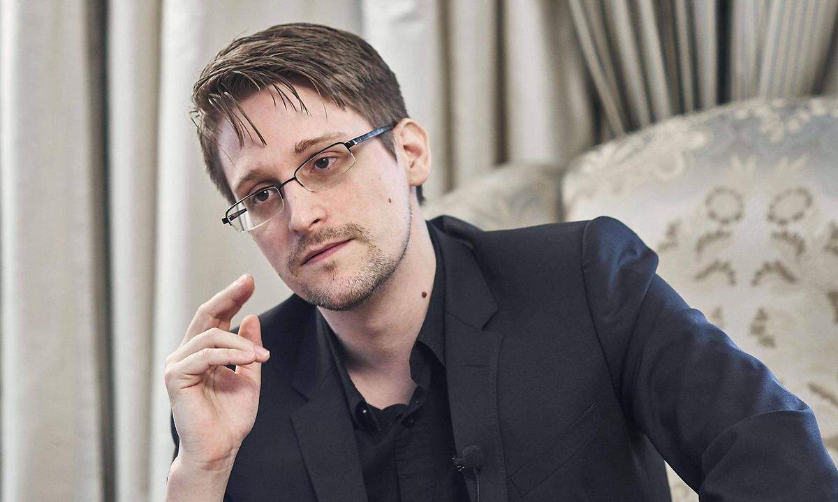Der Whistleblower Edward Snowden war zum Teil selbst für die Gerüchte rund um seinen Tod verantwortlich. Im August verfasste er einen kryptischen Tweet, bestehend aus Zahlen und Buchstaben und dann ließ er nichts mehr von sich hören. Die Medien überschlugen sich zum Teil mit Spekulationen, ob es sich um einen automatischen Tweet mit Zugangsdaten zu den letzten Enthüllungen handelt, der abgesetzt wird, sollte er getötet werden. Wenige Tage später war Snowden wieder zurück auf Twitter und somit waren die Gerüchte wieder ad acta gelegt.
