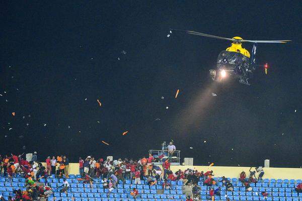 Mit einem Hubschrauber wurden dann die Fans aus dem Stadion gejagt...