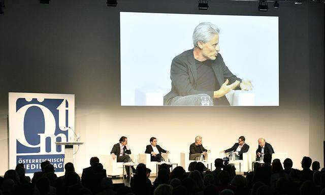 Christian Rainer, Rainer Nowak, Florian Scheuba (hier groß auf der Leinwand), Kai Diekmann und Wolfgang Fellner (v. li.) auf der Couch der Medientage. 