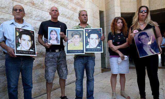 Angehörige israelischer Attentatsopfer protestieren vor dem Obersten Gerichtshof in Jerusalem gegen die Freilassung palästinensischer Gefangener.