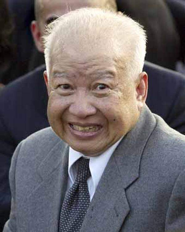 Kambodschas ehemaliger König Norodom Sihanouk hat zum dritten Mal eine Krebserkrankung überstanden. In einer handschriftlichen, auf seiner Webseite veröffentlichten Erklärung dankte der 86-Jährige seinen "hervorragenden" und "hingebungsvollen" chinesischen Ärzten. Dank ihrer Hilfe sei seine bereits vor Jahren diagnostizierte Leukämie-Erkrankung "vollständig verschwunden". Sihanouk war seit Juli vergangenen Jahres wegen verschiedener Krankheiten in Peking behandelt worden. Zuvor litt er auch schon an Prostata- und Magenkrebs.