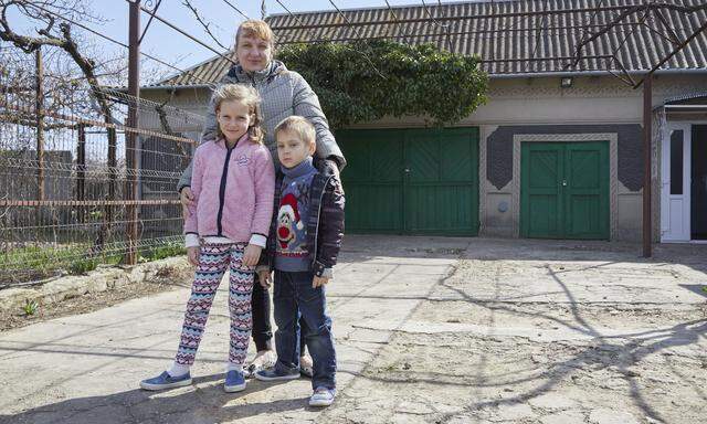 Tina mit zwei ihrer Kinder: Sie hofft, dass sie wieder nach Odessa kann. 
