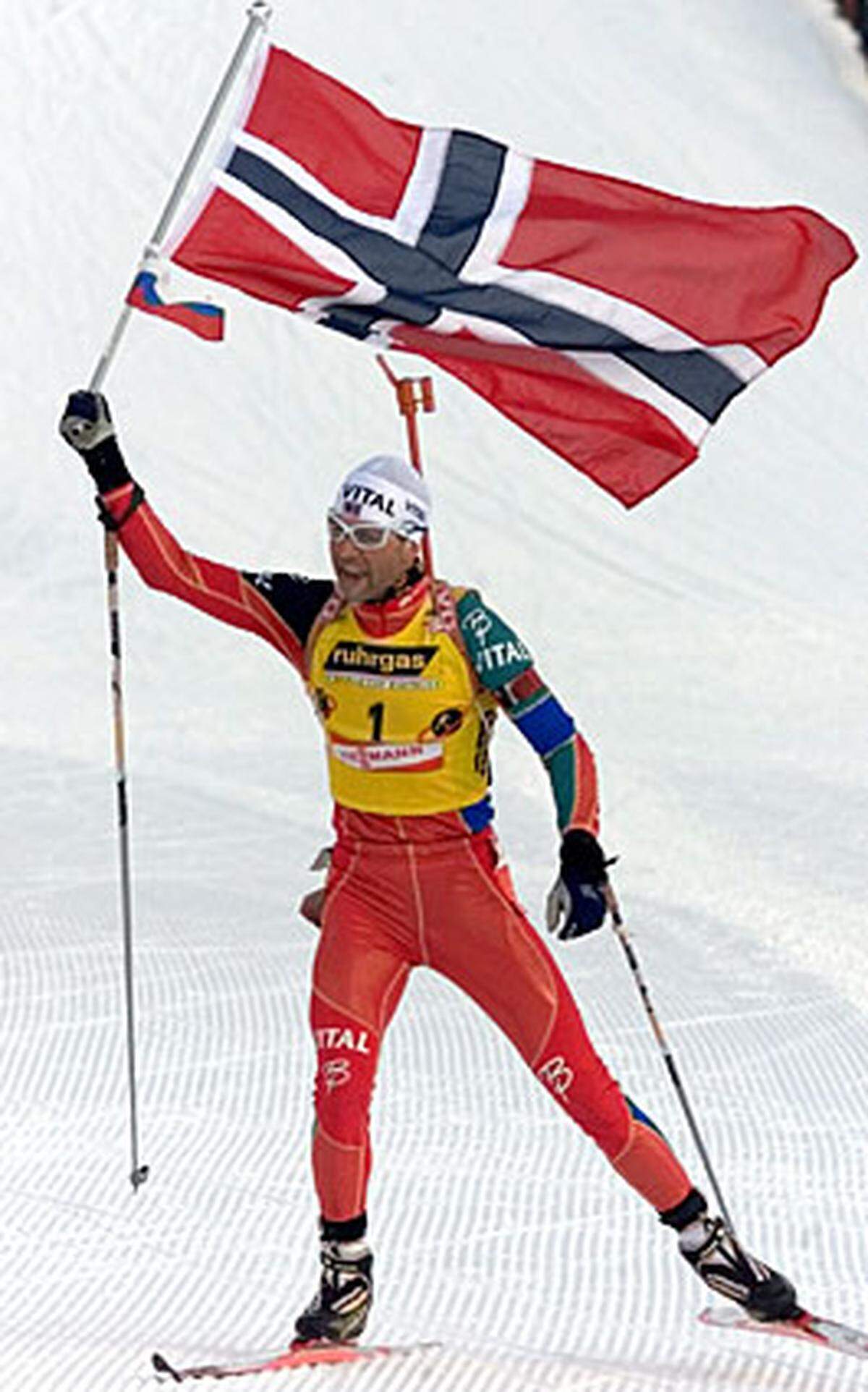 Bei der WM 2003 in Russland im russischen Chanty-Mansijsk bestätigt der Norweger seine Top-Form: Er gewinnt in Sprint und Massenstart seine ersten WM-Einzel-Medaillen in Gold.