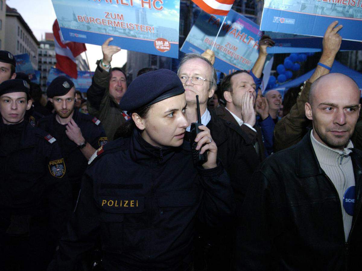 Es kommt von Seiten FPÖ-Anhänger zu einem kleinen Handgemenge. Die Polizeibeamten schreiten jedoch sofort zwischen die Fronten und deeskalieren.