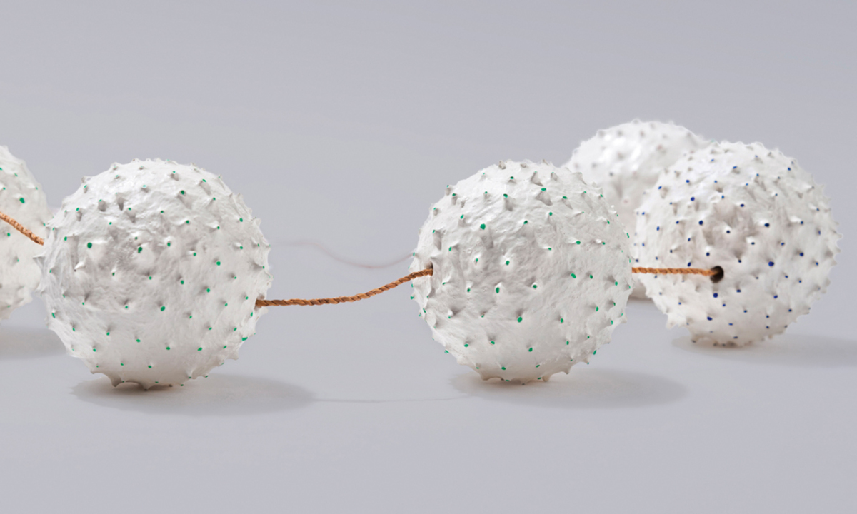 Stachelig. Halsschmuck „Noli me tangere“ von Beppe Kessler, Styropor, Acryl, im MAK.