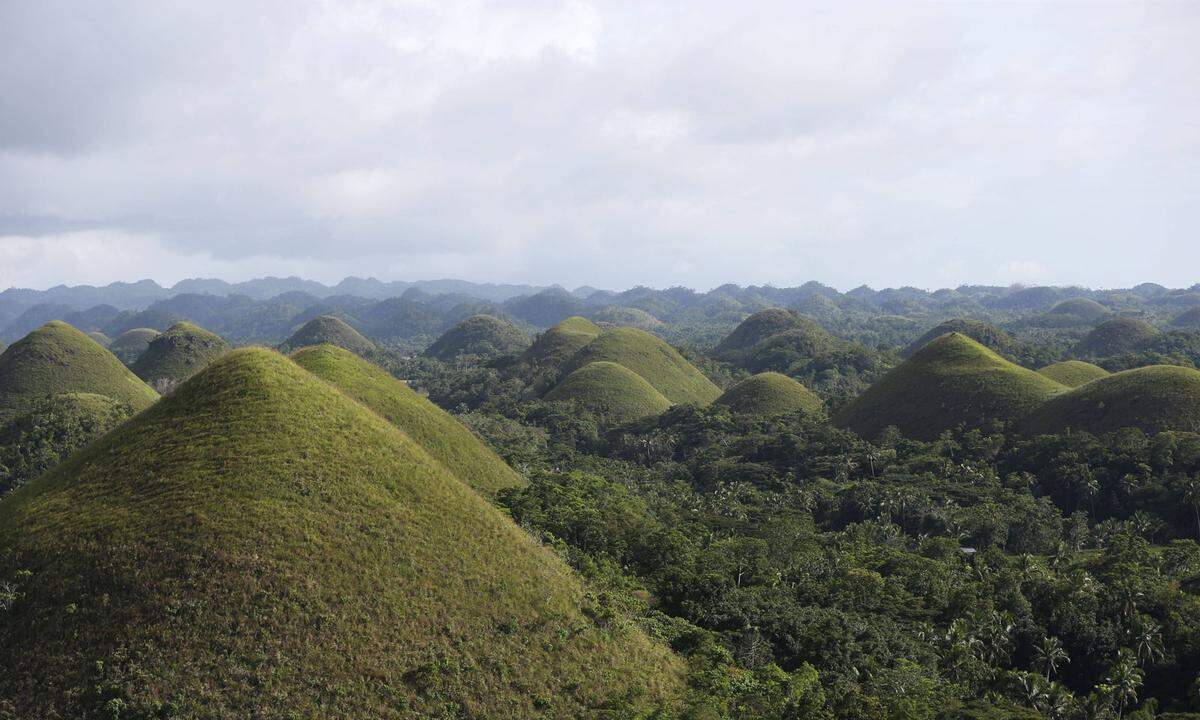 Diese ungewöhnliche geologische Form findet man auf der philippinischen Insel Bohol. Insgesamt sind es 1268 etwa gleich hohe grasbewachsene Hügelkuppen. Während der Trockenperiode nehmen sie einen schokoladenbraunen Ton an, daher der Name Chocolate Hills.