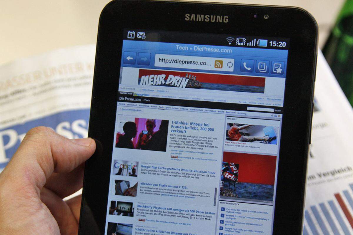 Sobald man eine Website öffnet, offenbart sich eines der Features von Android 2.2: Flash-Inhalte werden hier anstandslos dargestellt. Abgesehen davon ist der von Samsung mitgelieferte Browser aber etwas langsam. Die hellblaue Menüleiste trägt auch nicht gerade dazu bei, ihn sympathischer zu machen.