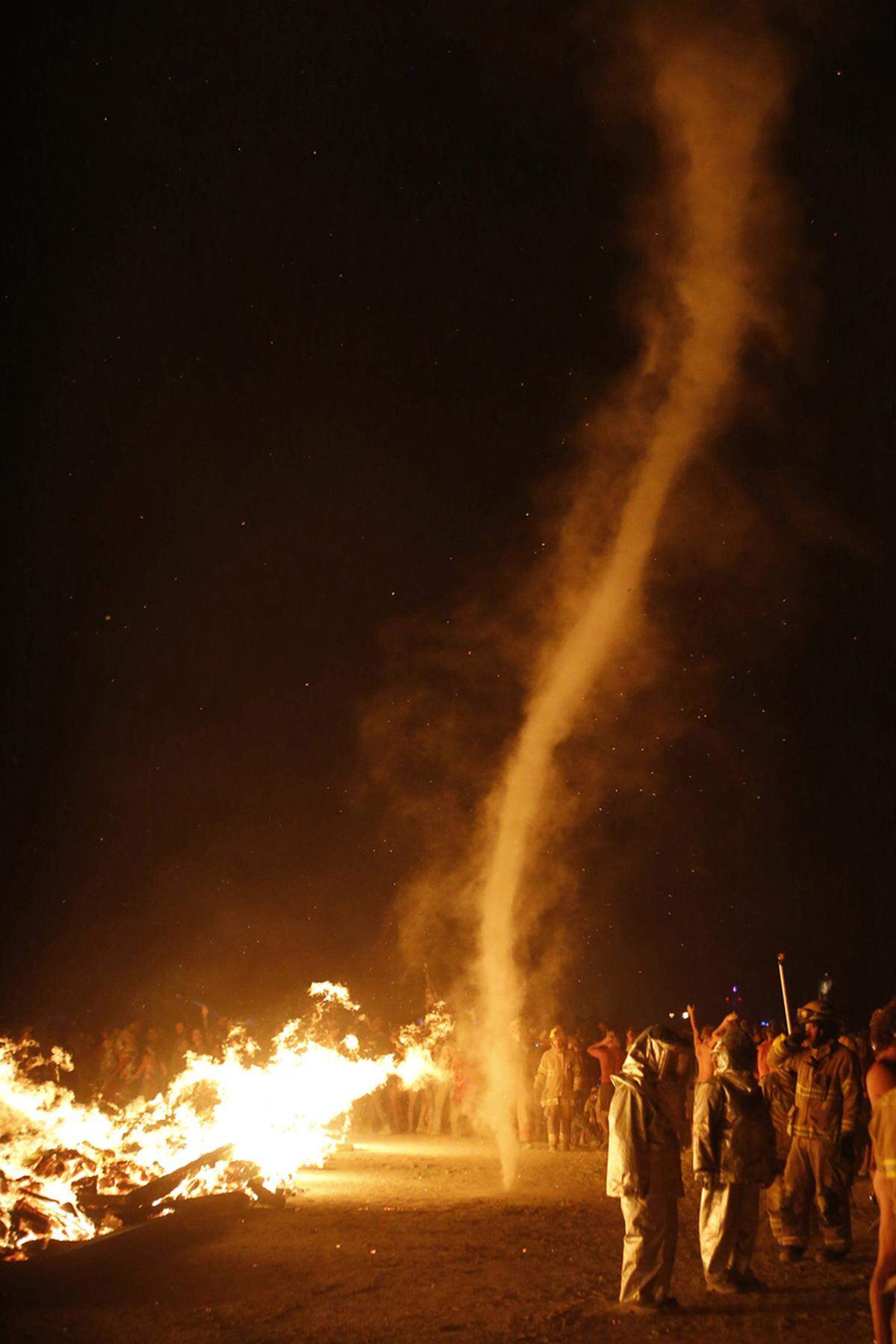 Die geschaffenen Kunstwerke werden gerne entsprechend der Tradition des Festivals verbrannt.