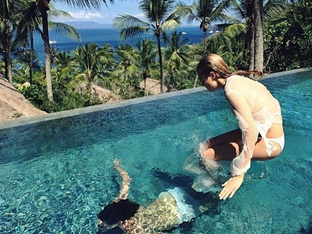 Das Model hatte im Pool in Bali ihren Spaß.