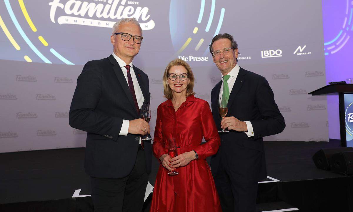KSV1870-CEO Ricardo-José Vybiral (l.) mit Andrea Schneider (Prima PR) und Wolfgang Schneider (Siemens Salzburg).