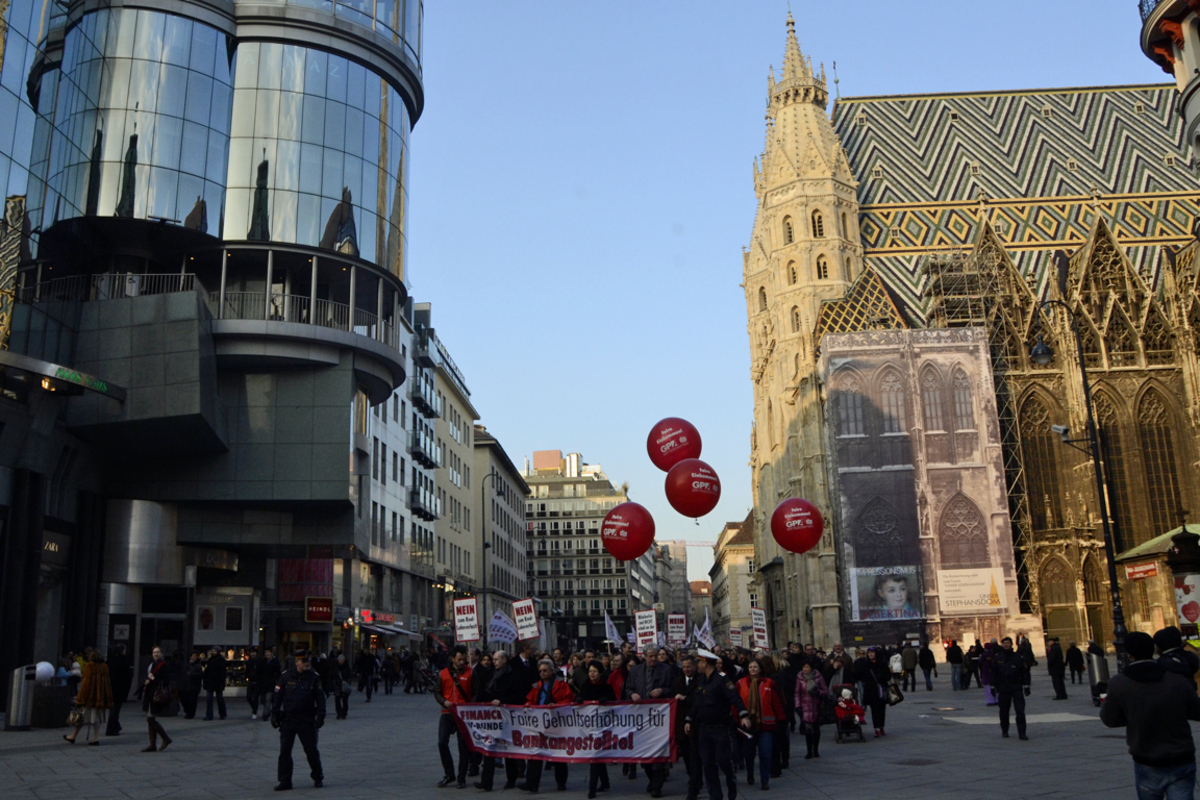 Heinzl wehrte sich gegen gängige Vorurteile: "Bankangestellte sind keine Privilegienritter". Er betonte, dass Bankmitarbeiter "keine Supergagen und keine Superboni" erhalten würden.