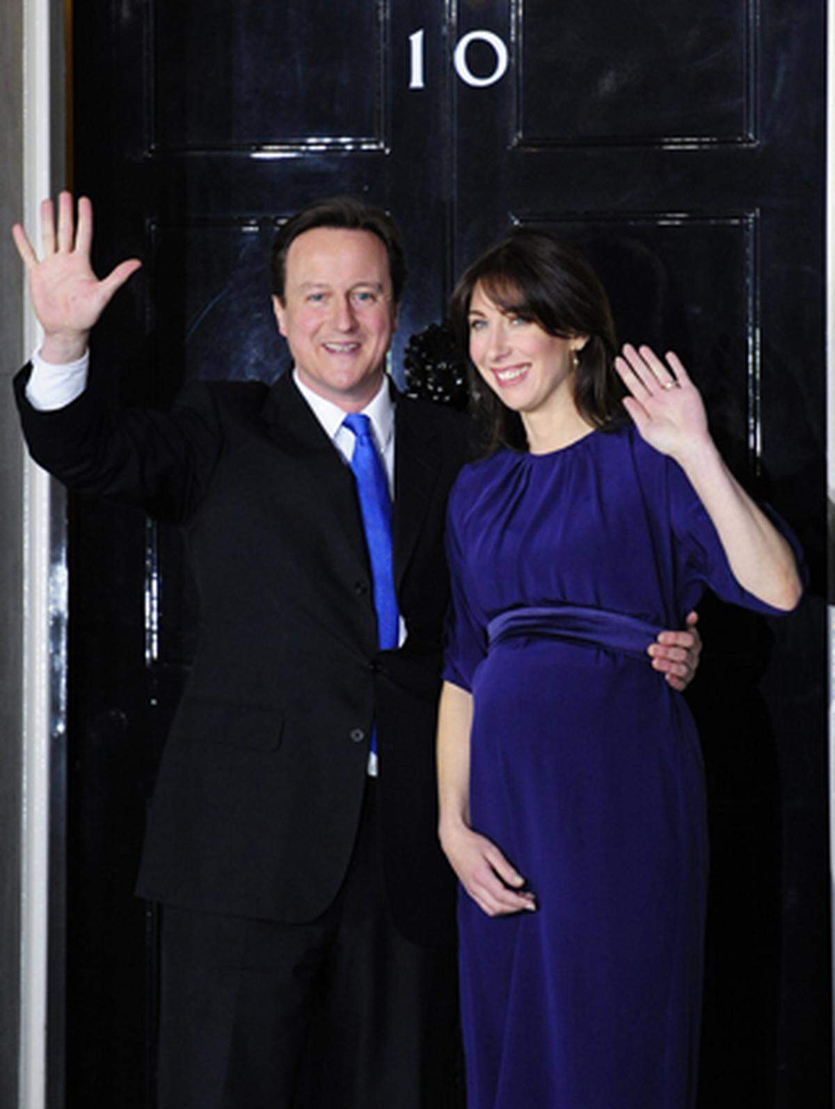 Großbritannien hat einen neuen Premierminister - und eine neue First Lady: Samantha Cameron, die Ehefrau von Tory-Chef David Cameron. "Sexy Sam" oder "Sam Cam" ist kreativ, selbstständig und hat Klasse. Cameron nennt die Die Kreativdirektorin eines Luxus-Lederwarengeschäfts seine Geheimwaffe. "Sie stellt mich komplett in den Schatten", bekannte er.