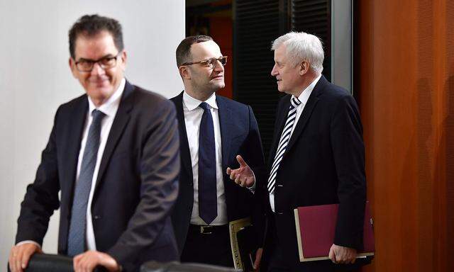 Entwicklungsminister Gerd Müller im Vordergrund und Gesundheitsminister Jens Spahn und Horst Seehofer im Hintergrund