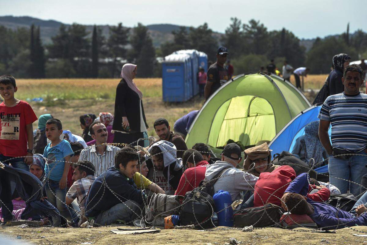 Mazedonien hat sich zu einem Haupt-Transitland für Flüchtlinge entwickelt, die über Griechenland weiter in die nördlichen Staaten der Europäische Union wollen. Seit Juni gilt ein neues Gesetz, das Flüchtlingen 72 Stunden Zeit gibt, durch Mazedonien zu reisen und dabei auch öffentliche Verkehrsmittel kostenlos zu nutzen.