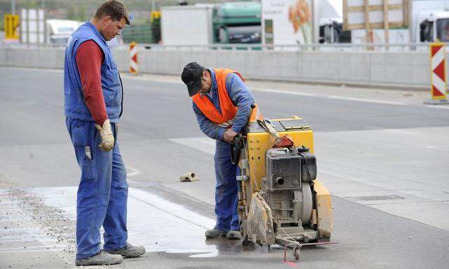 THEMENBILD-PAKET: ARBEITER/BAU/STRASSENBAU/BAUSTELLE/VERKEHR