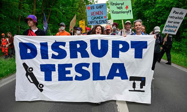 Mehr als 1000 Umweltaktivisten protestieren in Grünheide bei Berlin gegen den Autobauer Tesla