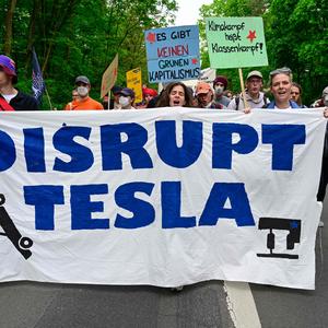 Mehr als 1000 Umweltaktivisten protestieren in Grünheide bei Berlin gegen den Autobauer Tesla