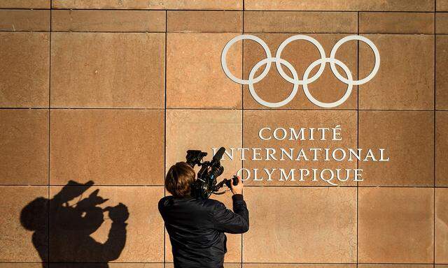 Kameramann filmt IOC-Schriftzug