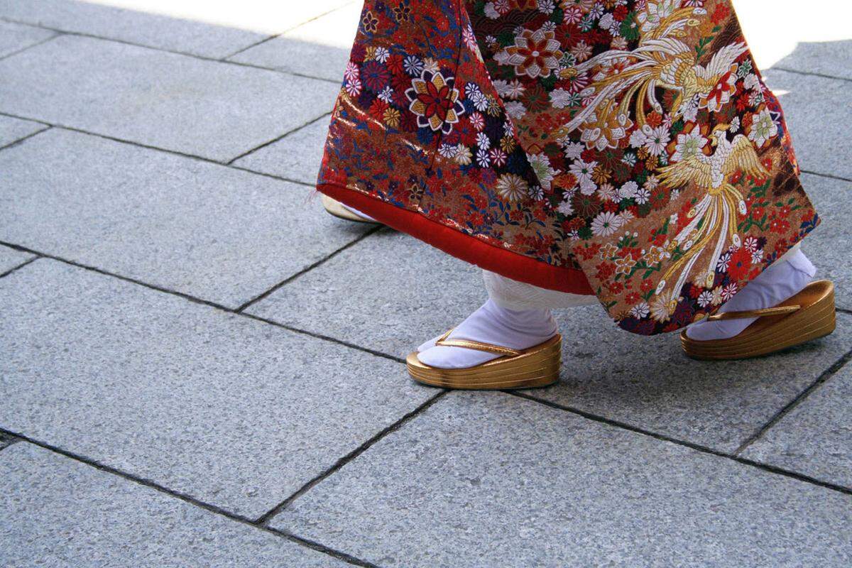 In Japan können Reisende übrigens auch bald mit kühlen Füßen durch die Lande ziehen: Die Bahngesellschaft JR East will in einigen Schnellzügen ab diesem Juli erfrischende Fußbäder anbieten, um müde Passagiere wieder auf die Beine zu bringen. Fußbäder sind in Japan ein Ritual, das eher der Entspannung als der Reinigung dient.