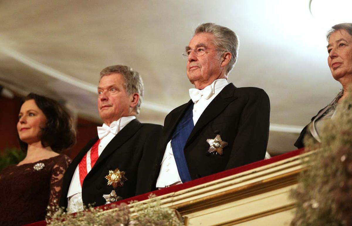 Bundespräsident Heinz Fischer lud den finnische Staatspräsident Sauli Niinistö in die Mittelloge. "Ich freue mich auf eine kurzweilige Ballnacht!" verbreitete er noch über Facebook. Für Fischer ist es der letzte Opernball als Staatsoberhaupt.