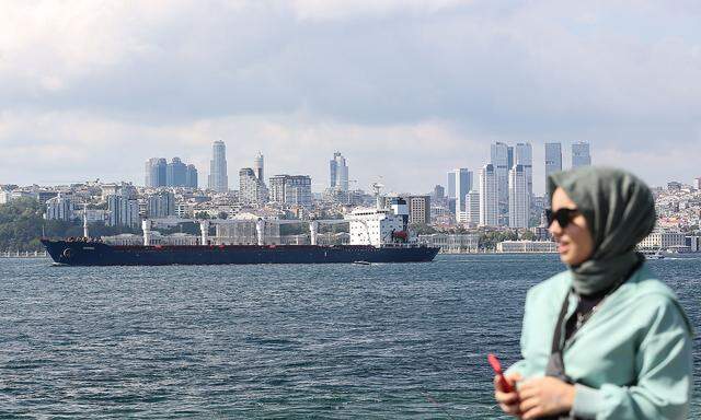 Die "Razoni" bei der Passage bei Istanbul.