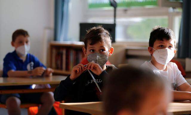 Masken seien wirksam und niederschwellig - wenn man zu Recht alles unternehmen wolle, damit die Schulen offen blieben, für Thomas Stelzer daher ein geeignetes Mittel.