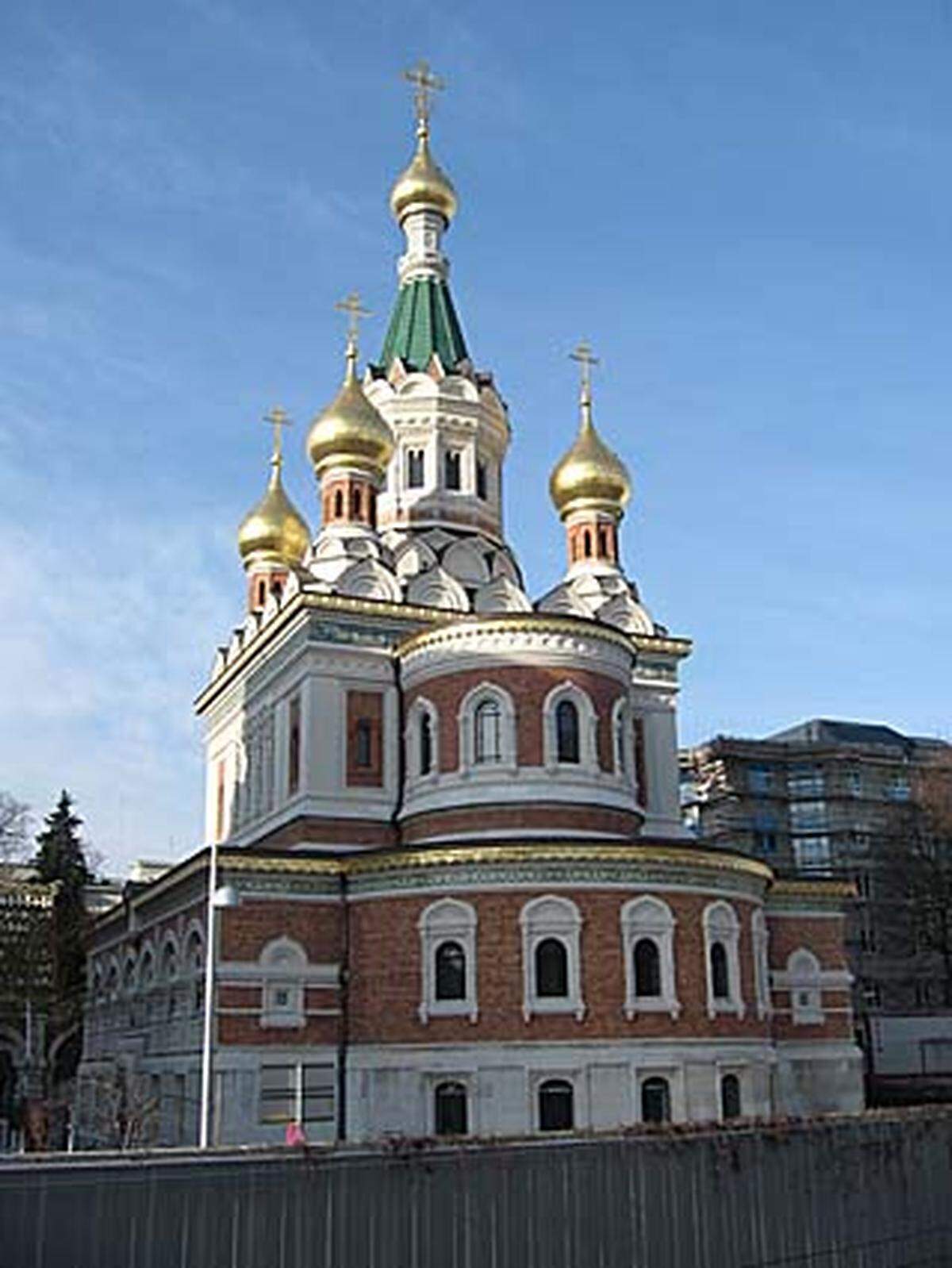 Rundum erneuert: Die Nikolauskathedrale im dritten Wiener Gemeindebezirk ist das Herz der russisch-orthodoxen Kirche in Österreich. Sie präsentiert sich nach fünf Jahren Arbeit von außen in neuem Glanz - und von innen mit zahlreichen neuen Details.Text und Bilder: Bernhard Lichtenberger